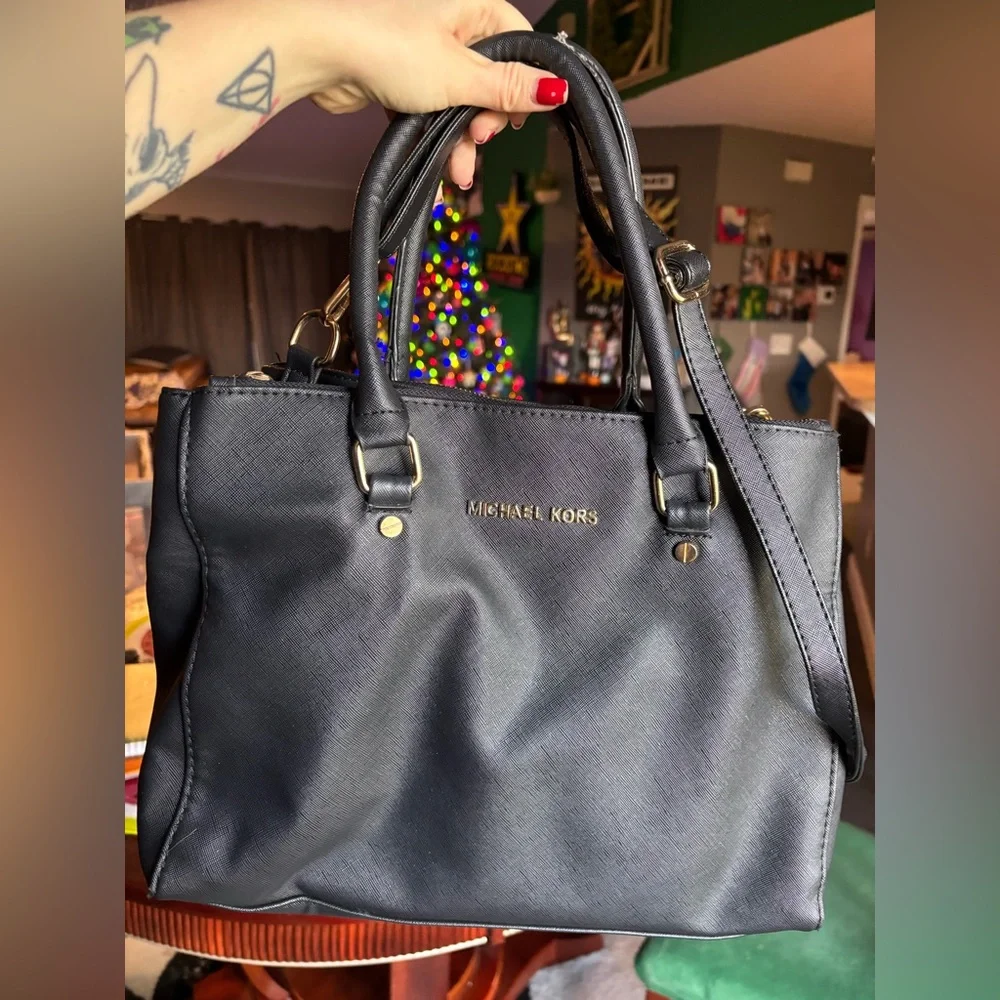 Large black Michael Kors purse!🖤 - Picture 1 of 7